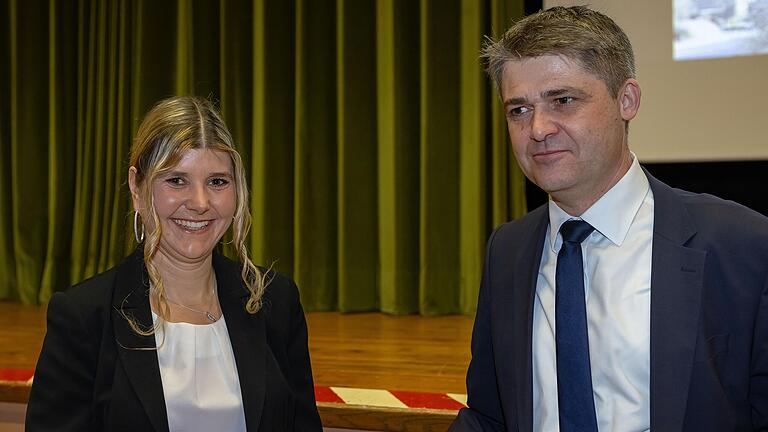 Anna-Lena Klee vom TSV Mellrichstadt ist Weltmeisterin im Quadrathlon. Eine sportliche Höchstleistung, die nicht nur Bürgermeister Michael Kraus beeindruckt. Anna-Lena Klee vom TSV Mellrichstadt ist Weltmeisterin im Quadrathlon. Eine sportliche Höchstleistung, die nicht nur Bürgermeister Michael Kraus beeindruckt.