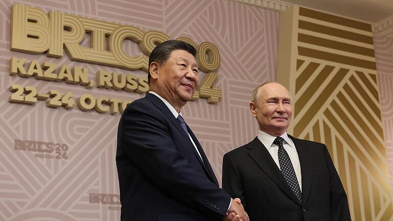 16. Brics-Gipfel in Kasan       -  Der Gastgeber und sein wichtigster Gast: Putin mit dem chinesischen Staatschef Xi.