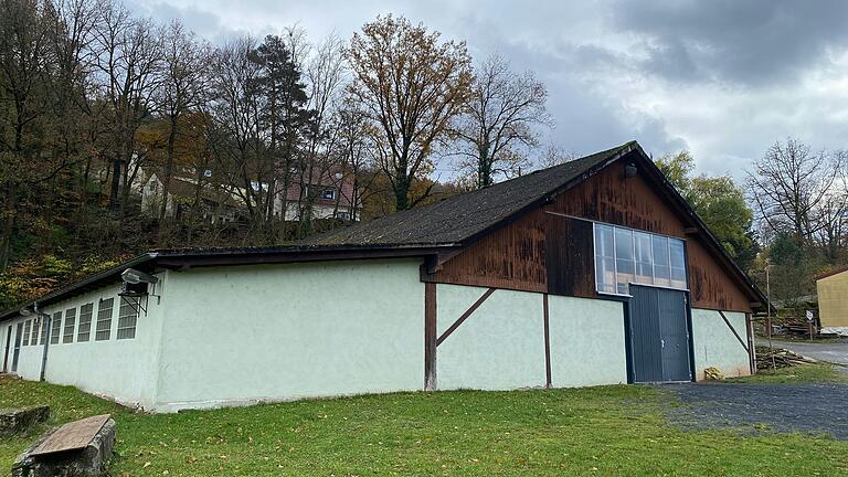 Das marode und asbesthaltige Dach der Wernfelder Festhalle soll erneuert werden. Über die Frage nach einem speziellen Zuschuss für die Maßnahme entbrannte im Gemündener Stadtrat eine intensive Diskussion. Das marode und asbesthaltige Dach der Wernfelder Festhalle soll erneuert werden. Über die Frage nach einem speziellen Zuschuss für die Maßnahme entbrannte im Gemündener Stadtrat eine intensive Diskussion.