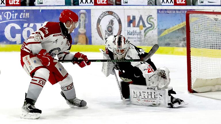 Nicolas Hetzel (rechts), der Torwart der Haßfurt Hawks, schnappt sich den Schuss des Pegnitzer Angreifers Maciej Postek mit der Fanghand. Nicolas Hetzel (rechts), der Torwart der Haßfurt Hawks, schnappt sich den Schuss des Pegnitzer Angreifers Maciej Postek mit der Fanghand.