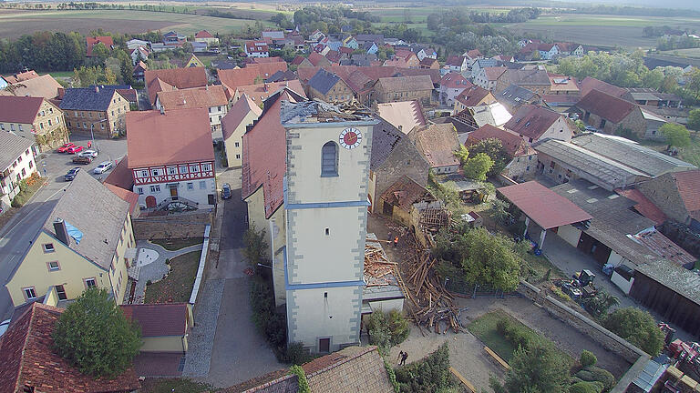 Aufräumen nach der stürmischen „Fabienne“ - In Stadelschwarzach riss das Sturmtief 'Fabienne' die Kirchturmspitze mit sich. Aufräumen nach der stürmischen „Fabienne“ - In Stadelschwarzach riss das Sturmtief 'Fabienne' die Kirchturmspitze mit sich.