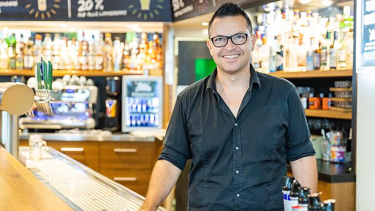 Marcel Demand betreibt die Wohnzimmer-Bar in der Sanderstraße. Er will die gesamte WM zeigen. Marcel Demand betreibt die Wohnzimmer-Bar in der Sanderstraße. Er will die gesamte WM zeigen.
