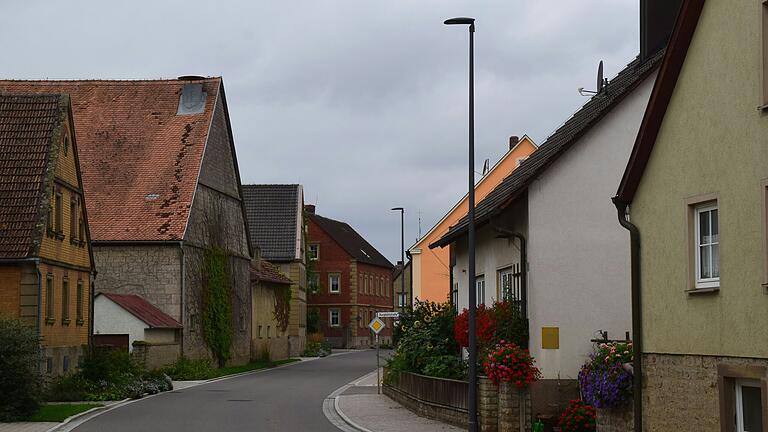 Bei der Dorferneuerung hat Gollachostheim neue Straßenlampen bekommen. Das gleiche Modell soll nun auch in Gollhofen verwendet werden.