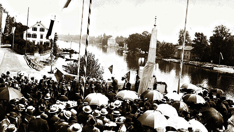 17. Juli 1904: Fast ganz Schweinfurt ist auf den Beinen, als das Denkmal an der Maxbrücke bei herrlichstem Wetter enthüllt wird.