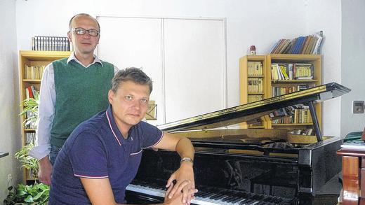 Zwei Sommerhäuser Künstler: Oliver Trahndorff (hinten) ist Sänger und Schlagzeuger, Helge Gutsche ist Pianist. Zwei Sommerhäuser Künstler: Oliver Trahndorff (hinten) ist Sänger und Schlagzeuger, Helge Gutsche ist Pianist.