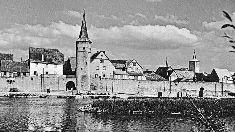 Der Maintor–Turm im Jahr 1955. Das Bild ist aus der Sammlung von Sonja Häns. Der Maintor–Turm im Jahr 1955. Das Bild ist aus der Sammlung von Sonja Häns. 