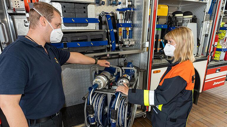 Mit einem Vollzeitblock bei der Feuerwehr-Grundausbildung bringt die Lohrer Feuerwehr neue Ehrenamtliche schneller in den Einsatzdienst. Im Bild erklärt Kommandant Sebastian Mademann Neueinsteigerin Nina Matzack den hydraulischen Rettungssatz, der beispielsweise bei Verkehrsunfällen häufig zum Einsatz kommt.