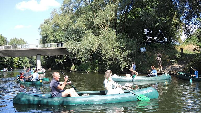 Gleich nach dem Einstieg in die Kanus auf der Werra bei Walldorf erwartete die Gelegenheitspaddler eine abenteuerliche Fahrt auf der relativ wasserarmen Werra.