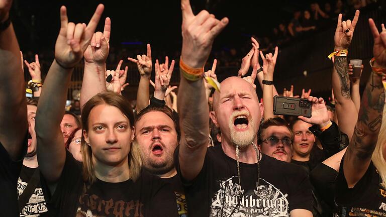 Die 'Pommesgabel' in die Höhe und mit grölen: beste Stimmung in der ersten Reihe beim Metal Franconia Festival in Geiselwind.