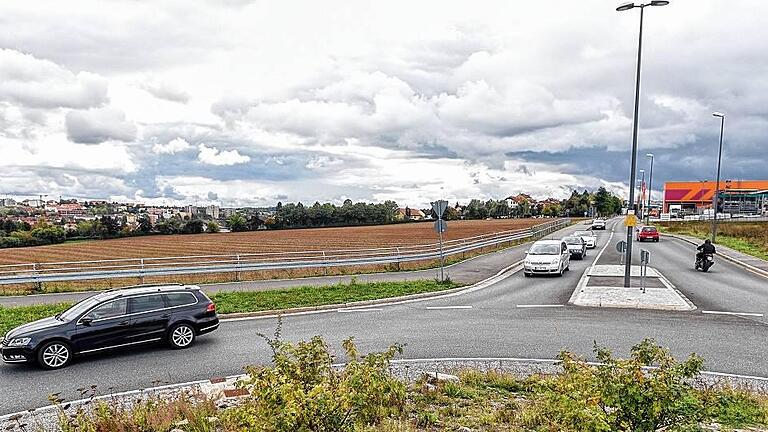 Der Stadtrat entscheidet an diesem Donnerstag: Der Blick vom Kreisverkehr auf den Lengfelder Altort. Aus den freien Flächen im Vordergrund soll Bauland werden. Der Stadtrat entscheidet an diesem Donnerstag: Der Blick vom Kreisverkehr auf den Lengfelder Altort. Aus den freien Flächen im Vordergrund soll Bauland werden.