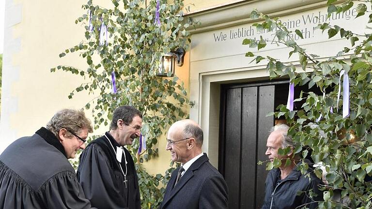 Mit Handschlag verabschiedeten Pfarrer Mátyás Beke und Dekan Jürgen Blechschmidt die Gläubigen nach dem Gottesdienst, an dem auch Landrat Wilhelm Schneider teilnahm.