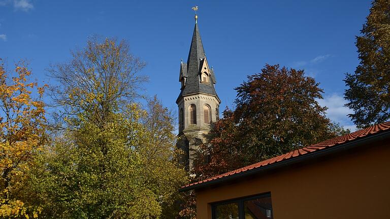 Im Kirchenpark der evangelischen Kirche in Bad Königshofen wird am Sonntag '125 Jahre evangelische Kirche' gefeiert. Hier wird auch eine gesangliche Wette ausgetragen.