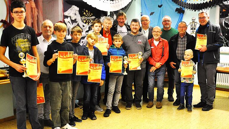 Die Teilnehmer am dritten Schachturnier stellen sich dem Fotografen. Mit im Bild: stellvertretender Bürgermeister Gerd Endres, Turnierleiter Michael Birken und Gemeinderat Dieter Dietz.