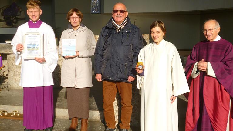 Freuen sich über die Anerkennung (von links): Constantin Schardt, Martina Mirus, Thomas Henn, Schwester Maria Schmitt, Pfarrer Otto Barth.