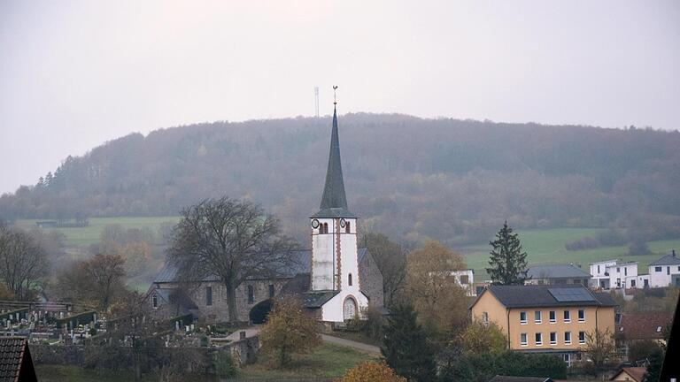 Die Pfarrkirche St. Anna in Schondra mit Pfarrhaus  und Friedhof. Sollte keine Kirchenverwaltung gefunden werden, könnte dies dramatische Folgen für Kirche und ihre Einrichtungen haben.       -  Die Pfarrkirche St. Anna in Schondra mit Pfarrhaus  und Friedhof. Sollte keine Kirchenverwaltung gefunden werden, könnte dies dramatische Folgen für Kirche und ihre Einrichtungen haben.