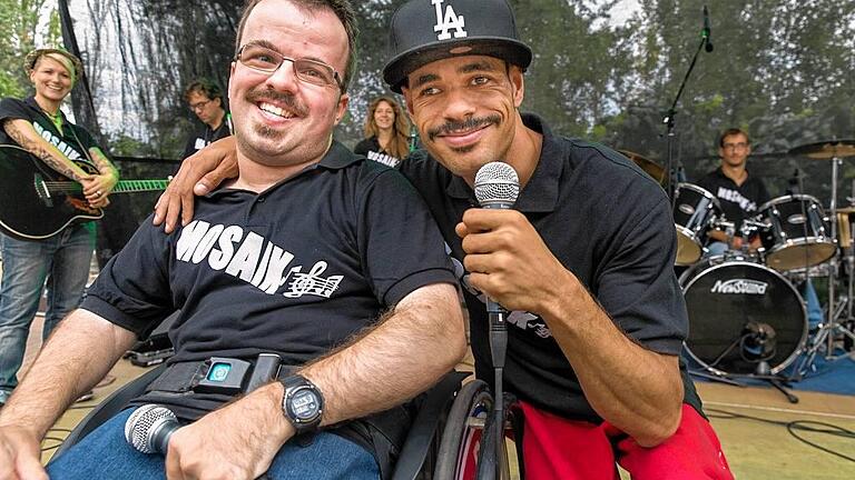 Starker Auftritt: Christian Schmitt (links) und Frederick „Freddy“ Calloway beim Konzert der Band Mosaik Mitte September in Ochsenfurt. Am Samstag sind die beiden bei „Das Supertalent“ im Fernsehen zu sehen. Links hinten im Bild Sängerin Steffi List, die Mosaik seit der Gründung begleitet. Starker Auftritt: Christian Schmitt (links) und Frederick „Freddy“ Calloway beim Konzert der Band Mosaik Mitte September in Ochsenfurt. Am Samstag sind die beiden bei „Das Supertalent“ im Fernsehen zu sehen. Links hinten im Bild Sängerin Steffi List, die Mosaik seit der Gründung begleitet.