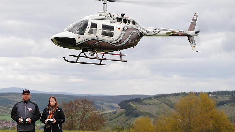 Michelle Holtackers übt mit ihrem Vater im Flugschulmodus. Er kann über seine Fernsteuerung eingreifen.