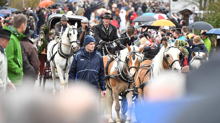 Festumzug Creglingen       -  Zahlreiche Menschen verfolgen am Sonntag (02.02.20) den traditionellen Festzug im Rahmen des Pferdemarktes in Creglingen.