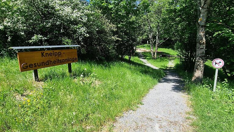 Auch an der Kneipp-Gesundheitsanlage im Wald stehen Tafeln mit Atemübungen.       -  Auch an der Kneipp-Gesundheitsanlage im Wald stehen Tafeln mit Atemübungen.