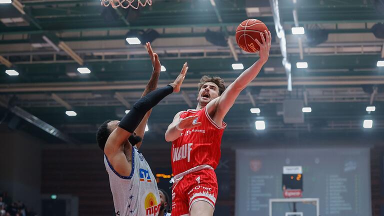 Zac Seljaas (rechts, Archivbild März 2024) von den Würzburg Baskets erzielte im Testspiel gegen ratiopharm Ulm elf Punkte.