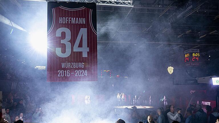 Ein überdimensionales Trikot mit der Nummer 34 hängt fortan bei Würzburger Heimspielen unter dem Hallendach. Ein überdimensionales Trikot mit der Nummer 34 hängt fortan bei Würzburger Heimspielen unter dem Hallendach.