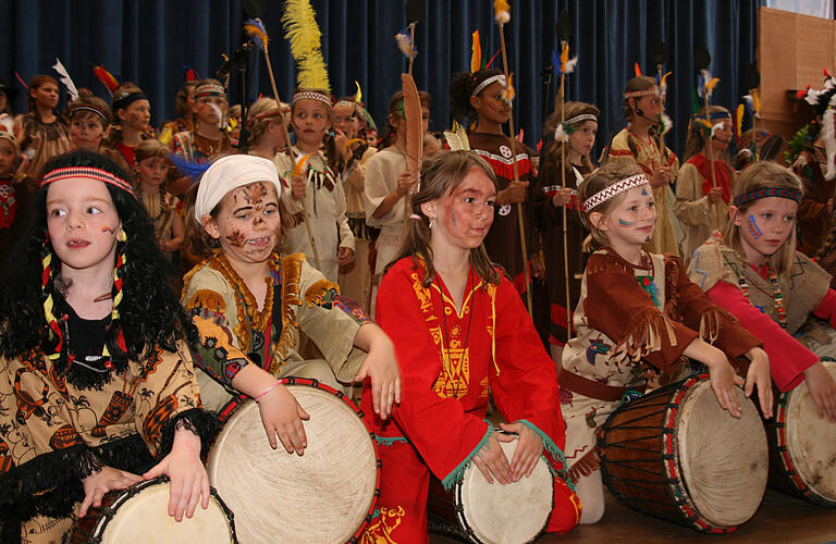 Mit ihren Trommeln forderten diese Musiktalente bei den Europatagen der Musik 2008 Frieden auf der Welt. Ob Ende Juni in Volkach wieder kleine Indianer musikalische Brücken bauen, wird sich zeigen.