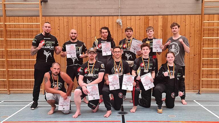 Das Kickbox-und Grapplingteam der Extreme Arts Academy (von links hinten): Trainer Denny Krüger, Thomas Pfeil, Eva Fuchs, Kevin Barth, Marcel Berger, Trainer Kevin Krüger; vorne: Frederic Brand, Jürgen Ernst, Bernd Nikolaus, Fabian Keck, Mia Schuster.