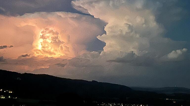 Das Wetterphänomen Cumulonimbus war am Montagabend auch in der Rhön bei Bischofsheim sichtbar. Das Wetterphänomen Cumulonimbus war am Montagabend auch in der Rhön bei Bischofsheim sichtbar.