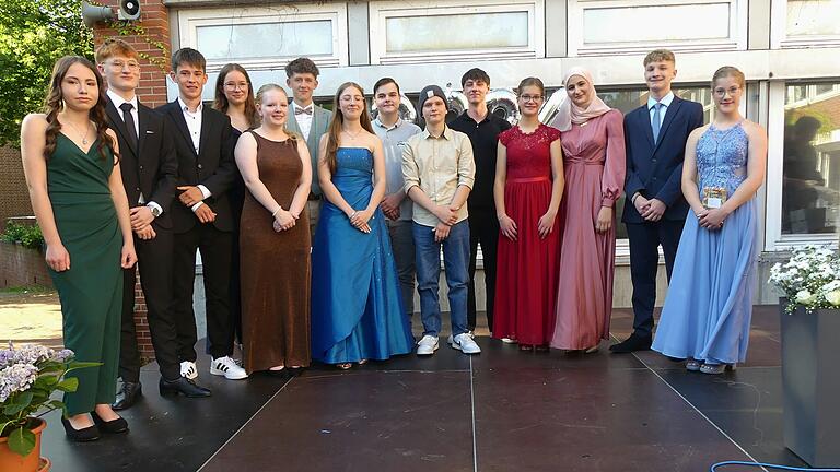 Mit einem Notendurchschnitt unter 2,0 bestanden 14 Schülerinnen und Schüler ihre Prüfung zur Mittleren Reife an der Schweinfurter Walther-Rathenau-Schule. Mit einem Notendurchschnitt unter 2,0 bestanden 14 Schülerinnen und Schüler ihre Prüfung zur Mittleren Reife an der Schweinfurter Walther-Rathenau-Schule.