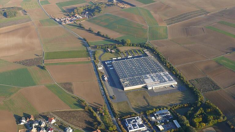 Beliefert 53 Filialen in der Region: Seit 1990 gibt es das Aldi-Logistikzentrum in Helmstadt. Seitdem wurde es zweimal erweitert und hat heute eine Gesamtfläche von rund 40 000 Quadratmetern. Die Luftbildaufnahme stammt aus dem Jahr 2011.