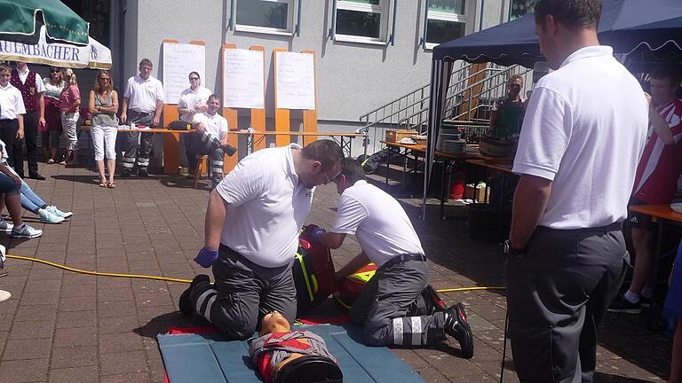 Demonstration: Anhand von Fallbeispielen stellte die Helfer-vor-Ort-Gruppe Fellen ihre Aufgaben vor.