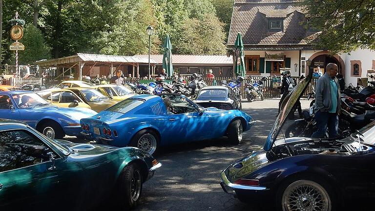 Im Opel GT durch herbstliche Spessartwälder       -  (kw)   Eine Rundfahrt der besonderen Art machen jedes Jahr die Freunde des legendären Opel GT: eine Spessarttour mit ihren Oldtimern mit Einkehr in der Bayerischen Schanz und in der Skihütte in Frammersbach. Edgar Jähnsch aus Lohrhaupten, der Vater des Schanzwirts Marcel Jähnsch, hat als Kopf der GT-Freunde aus dem Bereich Spessart und Hessen das herbstliche Treffen und die Rundfahrt organisiert und natürlich in der Schanz zum Kaffee und Abendessen eingeladen. Ein Blickfang waren die rund zwei Dutzend Opel GT allemal, viele Autofreunde unterhielten sich mit den Besitzern und bestaunten die sportlichen Coupes, die nur in den Jahren 1968 bis 1973 hergestellt wurden. Die Opel wurden damals nur als Coupes gebaut, aber so manche haben ihre GT?s zu Caprios oder Targas in Eigenregie umgebaut und genießen die Fahrluft.  Foto: Karlheinz Wiesenfelder