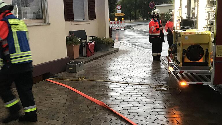 Nach Tagen der Hitze haben sich am Dienstagabend in Unterfranken erste Unwetter entladen. Das Bild zeigt einen Feuerwehreinsatz in Karstadt.