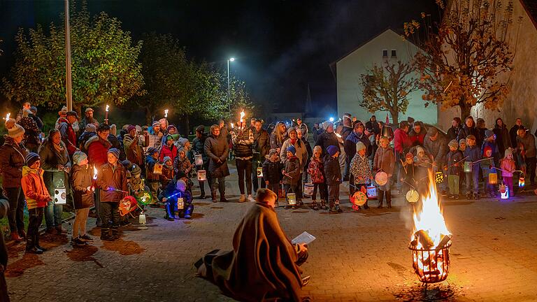 Viele Kinder bestaunten die Sankt-Martins-Vorführung von Bettler Jonas Schättler und Lena Zech als heiligen Martin.