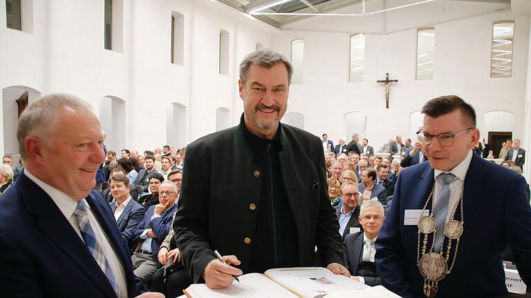 Impressionen vom Wirtschaftsempfang des Landkreises Bad Kissingen 2025       -  Markus Söder trägt sich ins Goldene Buch der Stadt Hammelburg ein.