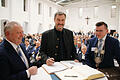 Impressionen vom Wirtschaftsempfang des Landkreises Bad Kissingen 2025       -  Markus Söder trägt sich ins Goldene Buch der Stadt Hammelburg ein.