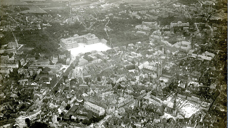 Für Mainfranken keine Frage – das ist Würzburg! An Residenz, Dom, Marktplatz ganz leicht und zweifelsfrei zu erkennen