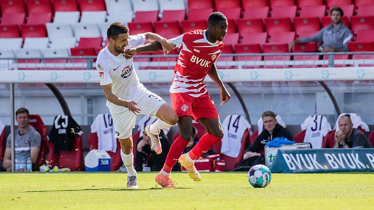 Künftig wohl nicht mehr im Trikot der Würzburger Kickers: Leroy Kwadwo (rechts, hier gegen Aues Ognjen Gnjatic), steht wohl vor einem Wechsel in die Dritte Liga.