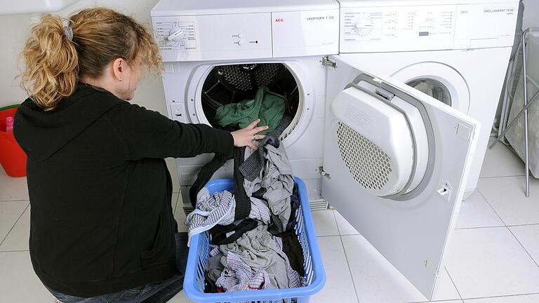 Praktisch: aus der Waschmaschine in den Trockner. Aus Energiespargründen sollte man das Gerät allerdings nicht allzu oft nutzen.