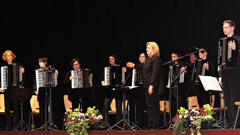 Musikalisch in Bestform: das Auswahlensemble Akkordeonissimo mit Leiterin Alma Flammersberger