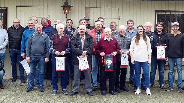 Für viele Kreis- und Kreisjugendmeister nahmen die Vorstände die Ehrenbänder in Empfang. Gratulation gab es vom 1. Vorsitzenden Rainer Wilm (rechts) und 2.Vorsitzenden Steffen Precht (3. von rechts) sowie von den Zuchtwarten Tobias Günther (Tauben...       -  Für viele Kreis- und Kreisjugendmeister nahmen die Vorstände die Ehrenbänder in Empfang. Gratulation gab es vom 1. Vorsitzenden Rainer Wilm (rechts) und 2.Vorsitzenden Steffen Precht (3. von rechts) sowie von den Zuchtwarten Tobias Günther (Tauben, 4.v.l.) und Gerhard Hertlein (Hühner, 6.v.l.)