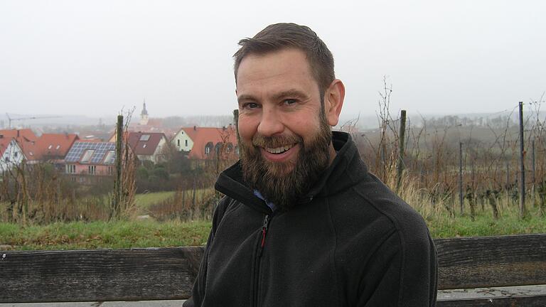 Mario Hofmann will für die Freien Bürger Wiesenbronn bei der Kommunalwahl im März ins Wiesenbronner Rathaus einziehen. Sein Lieblingsort im Dorf: der Silvanerplatz in den Weinbergen. Mario Hofmann will für die Freien Bürger Wiesenbronn bei der Kommunalwahl im März ins Wiesenbronner Rathaus einziehen. Sein Lieblingsort im Dorf: der Silvanerplatz in den Weinbergen.