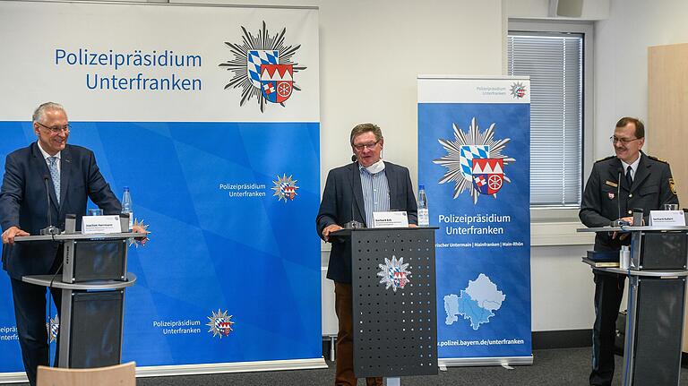 Innenminister Joachim Hermann (links) stellt auf einer Pressekonferenz in Würzburg gemeinsam mit Staatssekretär Gerhard Eck (Mitte) und Polizeipräsident Gerhard Kallert den neuen Personalplan der Polizei vor. Innenminister Joachim Hermann (links) stellt auf einer Pressekonferenz in Würzburg gemeinsam mit Staatssekretär Gerhard Eck (Mitte) und Polizeipräsident Gerhard Kallert den neuen Personalplan der Polizei vor.