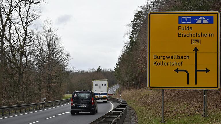 Auf der B 279 zwischen Bad Neustadt und der Landesgrenze sind Überholmöglichkeiten dünn gesät. Dadurch kann es immer wieder zu gefährlichen Situationen kommen. Derzeit laufen Planungen für Überholspuren in beide Richtungen. Auf der B 279 zwischen Bad Neustadt und der Landesgrenze sind Überholmöglichkeiten dünn gesät. Dadurch kann es immer wieder zu gefährlichen Situationen kommen. Derzeit laufen Planungen für Überholspuren in beide Richtungen.