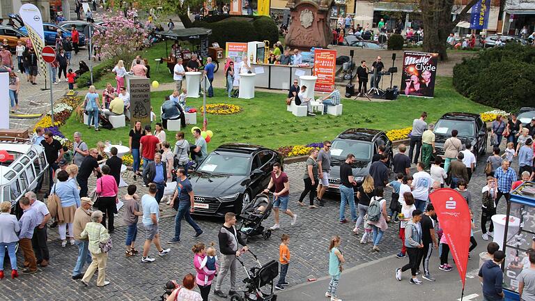 April 2018: Der Kitzinger Frühling samt Automeile sorgte für viel Leben rund um den Kitzinger Königsplatz. April 2018: Der Kitzinger Frühling samt Automeile sorgte für viel Leben rund um den Kitzinger Königsplatz.