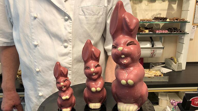 Bitte schön: Rosa Osterhasen hat der Bad Königshöfer Konditor Herbert Häcker im Angebot. Bitte schön: Rosa Osterhasen hat der Bad Königshöfer Konditor Herbert Häcker im Angebot. 