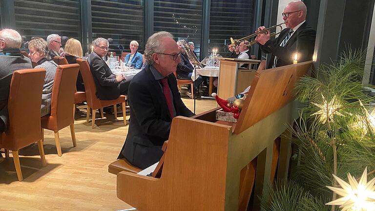 Die Abschlusssitzung des Gemündener Stadtrats im Gasthaus Koppen wurde von Musikschulleiter Mathias Weis musikalisch begleitet – und von Bürgermeister Jürgen Lippert.