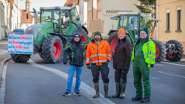 Matthias Hollmach aus Gerolzhofen, Sven May, Kathrin May und Rudolf May (von links) bei dem Protest in Oberndorf. Matthias Hollmach aus Gerolzhofen, Sven May, Kathrin May und Rudolf May (von links) bei dem Protest in Oberndorf.