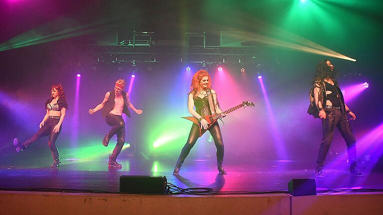 Mit 'We will Rock you' fand die Musical-Show ihren Höhepunkt und die vier Bühnenstars schlüpften abwechselnd in die Rolle von Freddie Mercury. Mit 'We will Rock you' fand die Musical-Show ihren Höhepunkt und die vier Bühnenstars schlüpften abwechselnd in die Rolle von Freddie Mercury.