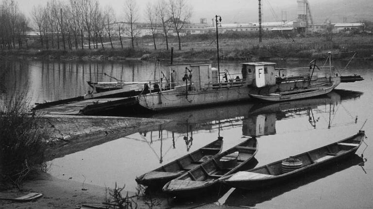 Die Randersackerer Fähre bei ihrer letzten Fahrt am 30. November 1968. Foto: Fischerzunft Die Randersackerer Fähre bei ihrer letzten Fahrt am 30. November 1968. Foto: Fischerzunft